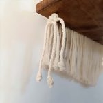 شلف دیواری مکرومه بافی برای قرار دادن کتاب