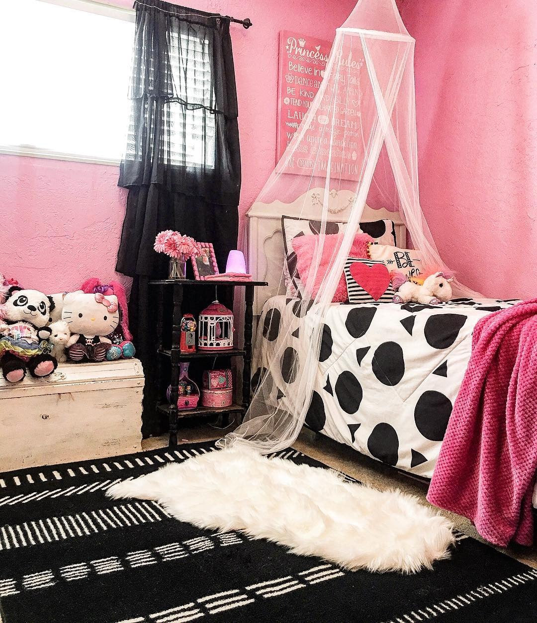 14. گلام دخترانه و فانتزی با صورتی و مشکی در اتاق خواب