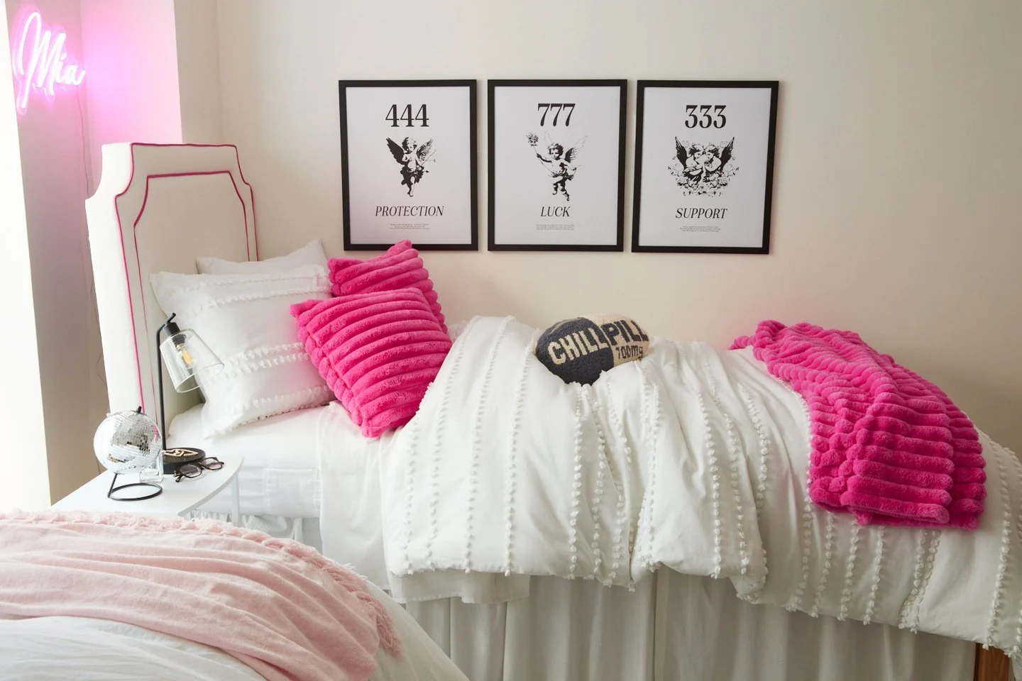 15. اتاق خواب با استایل نوجوانی با صورتی پر رنگ و اکسنت سفید