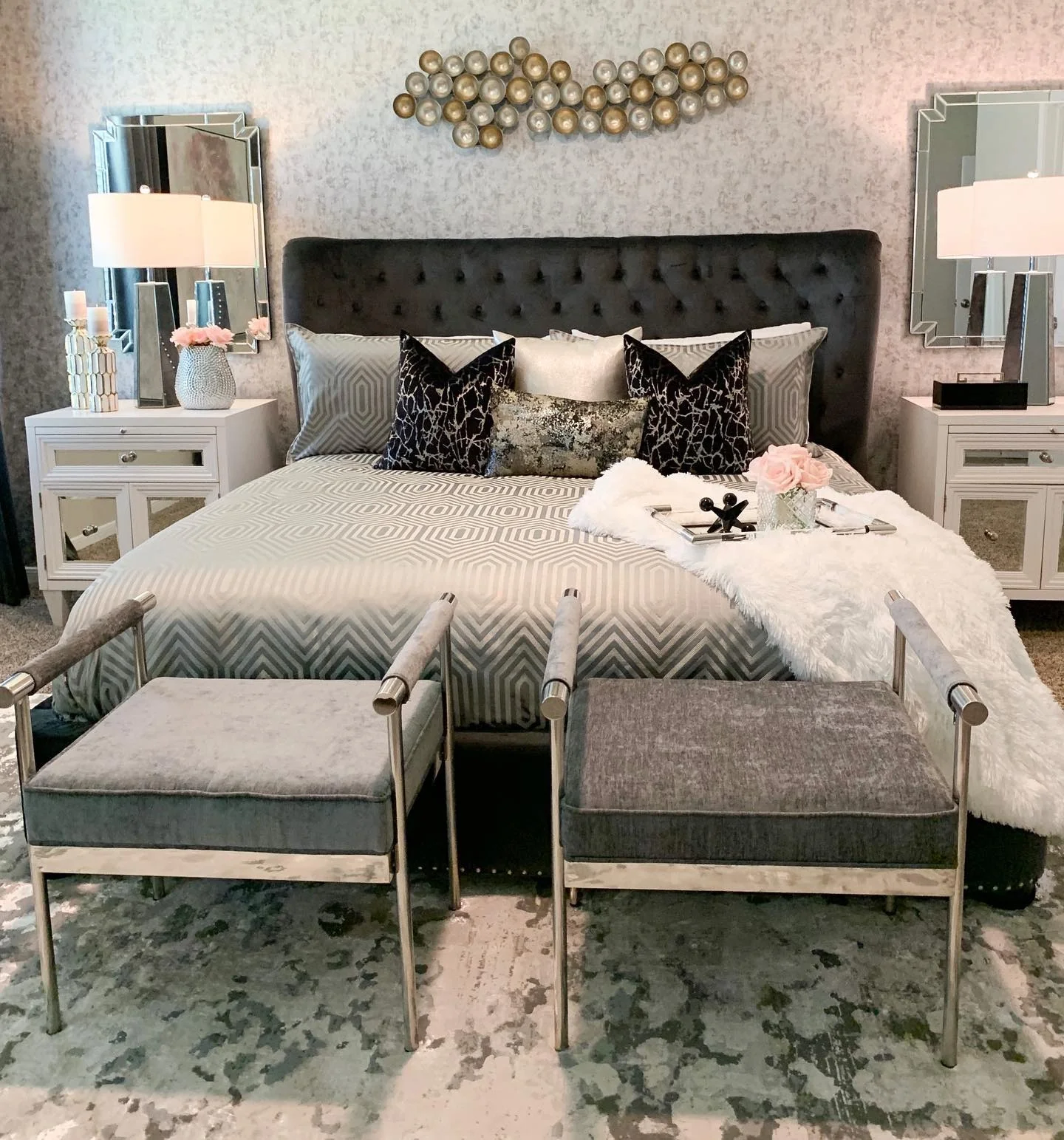 3. لایه‌های فلزی شیک در اتاق خواب با اکسنت‌های صورتی و گرافیتی