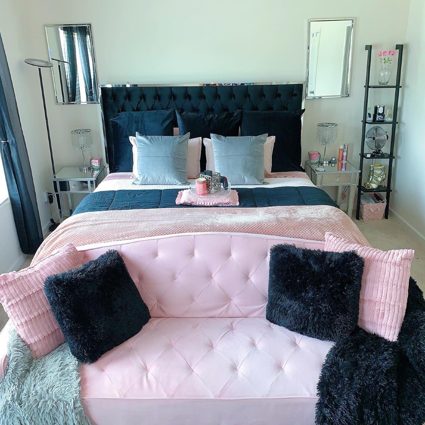 4. لوکس مخملی پاستلی در اتاق خواب صورتی و مشکی  