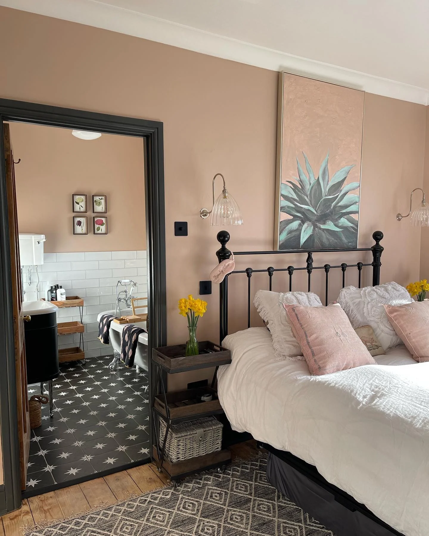 6. جذابیت روستیک در اتاق خواب با لطافت صورتی مات و مشکی کلاسیک