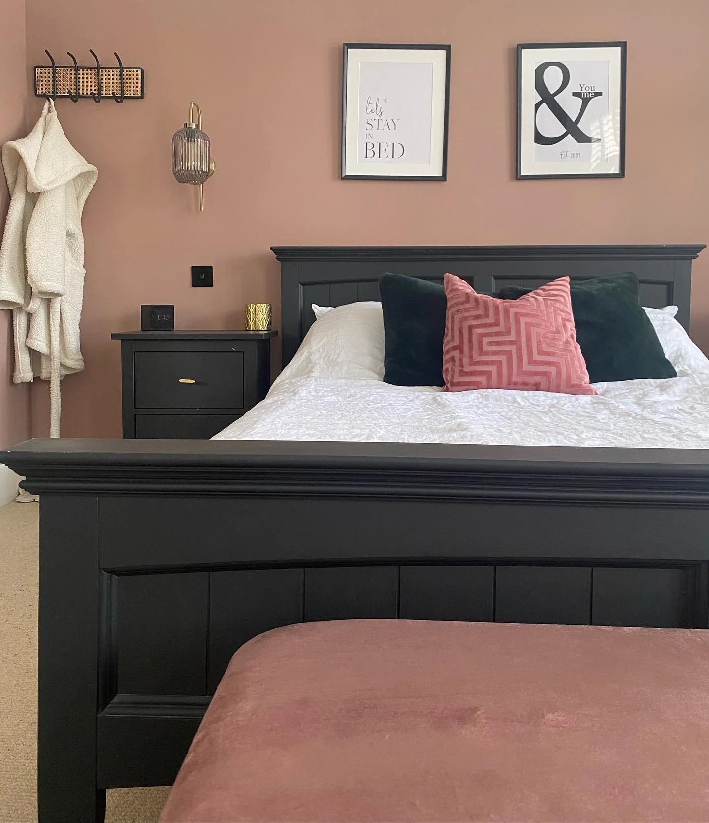 7. هماهنگی ماندگار با صورتی ملایم و مشکی — جلوه‌ای آرام و بی‌زمان