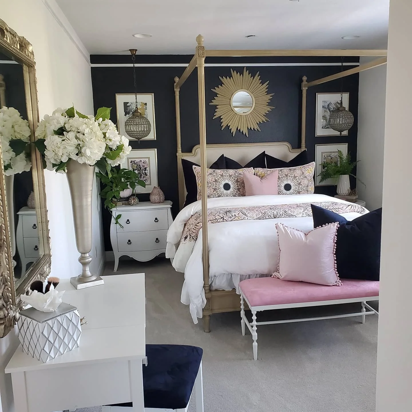 8. گلامور پاریسی در اتاق خواب با صورتی و اکسنت طلایی