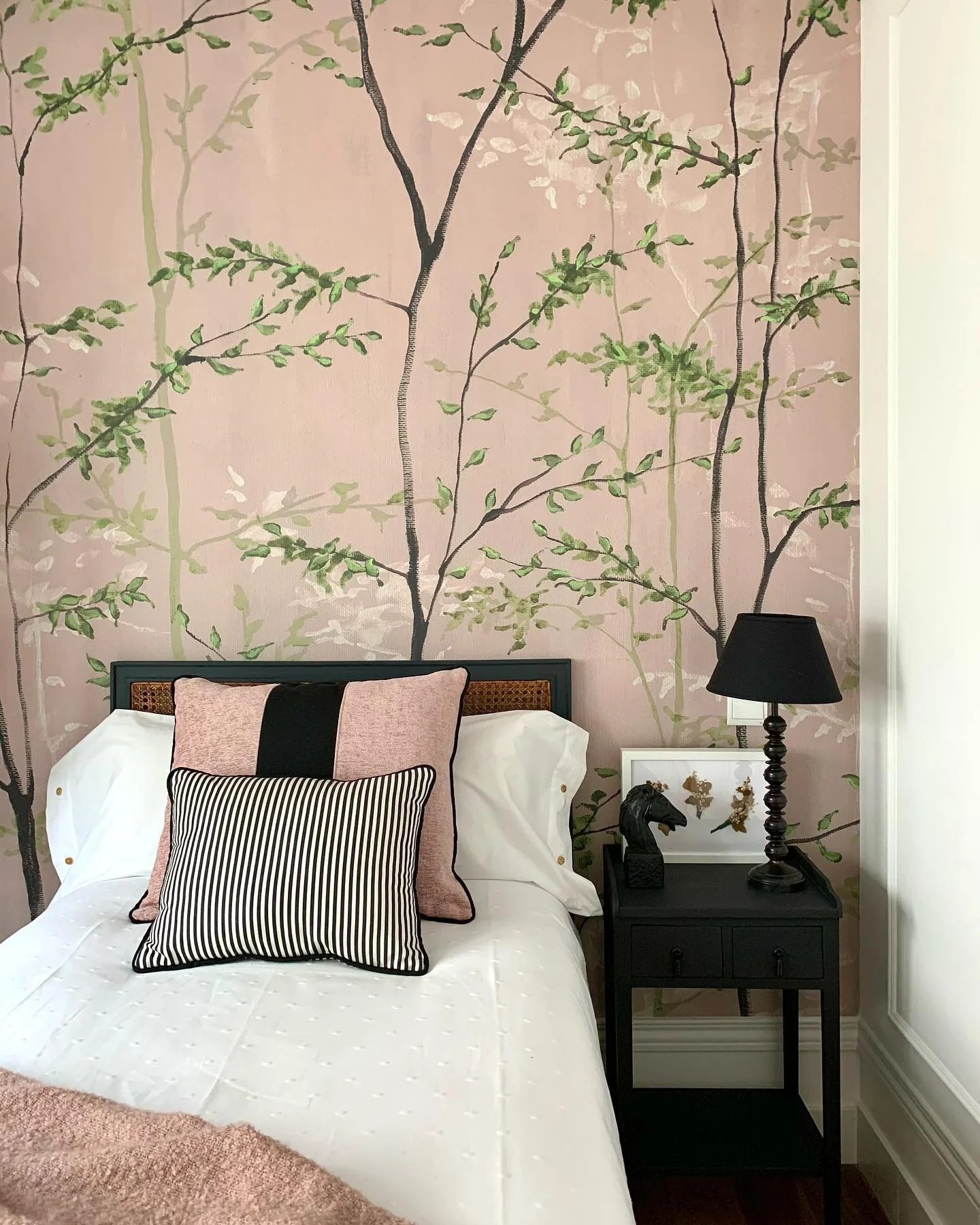 9. آرامش طبیعی در اتاق خواب با ترکیب صورتی ملایم و مشکی مات