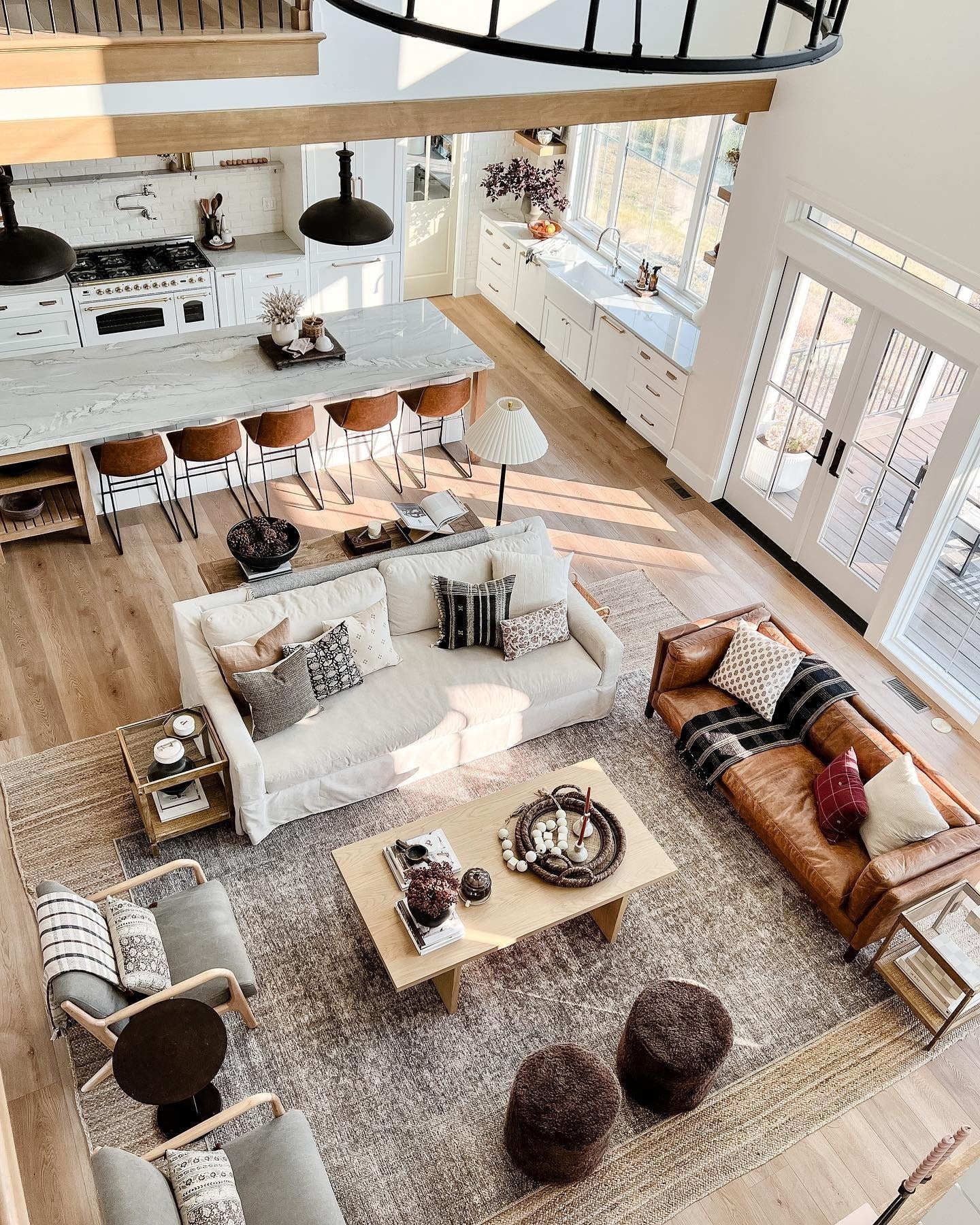 اتاق نشیمن دنج یکپارچه با لایه‌های روستیک پاییزی