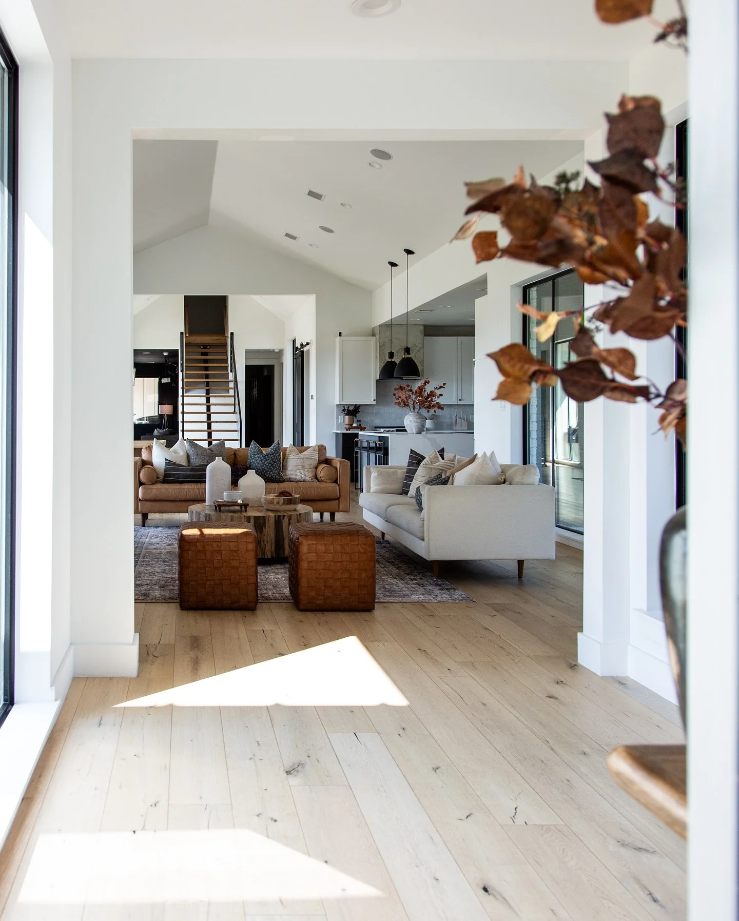 اتاق نشیمن دنج؛ گرمای پاییزی مدرن با جزئیات قهوه‌ای کاراملی