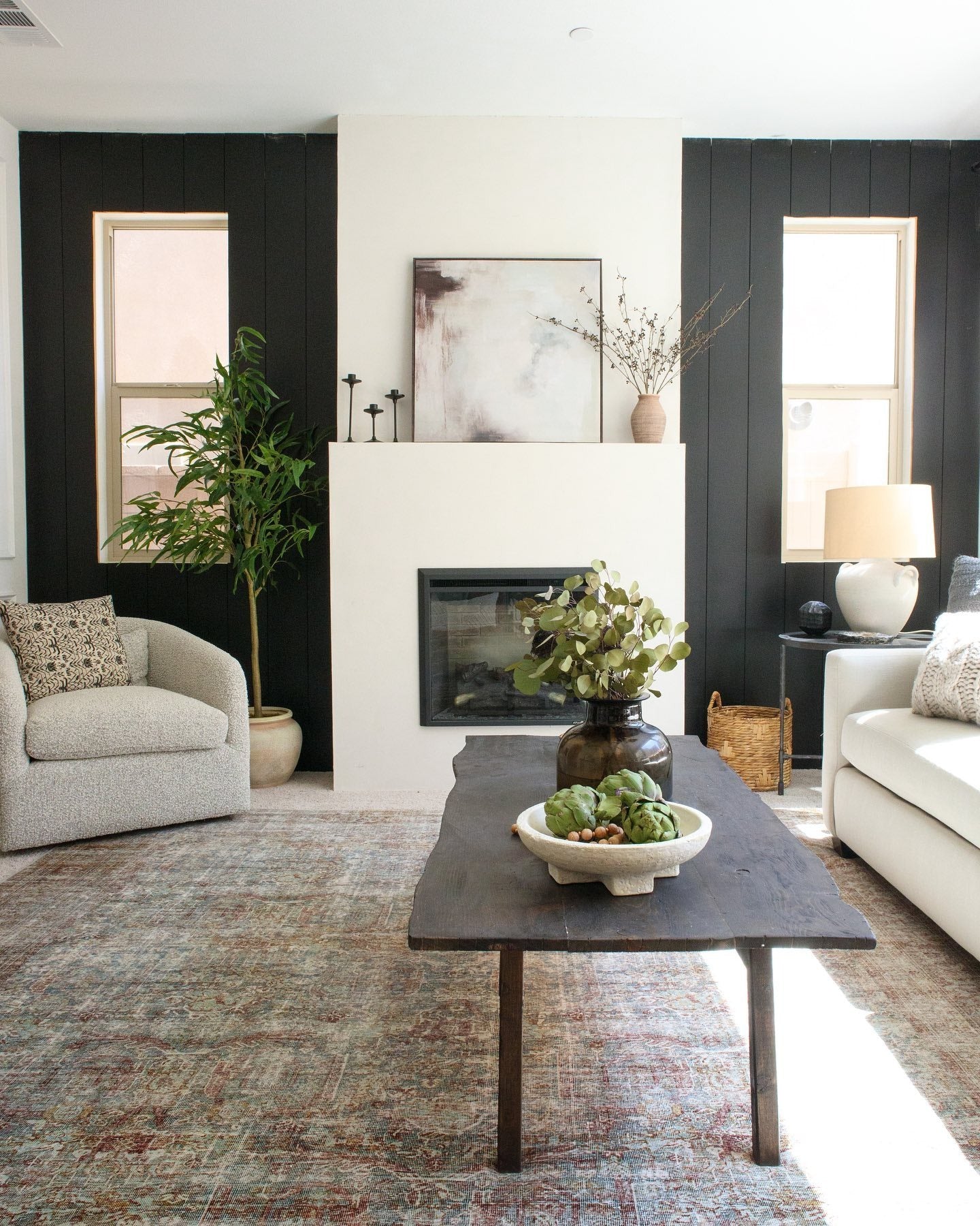 تضادهای تیره با بافت‌های طبیعی در دکور اتاق نشیمن