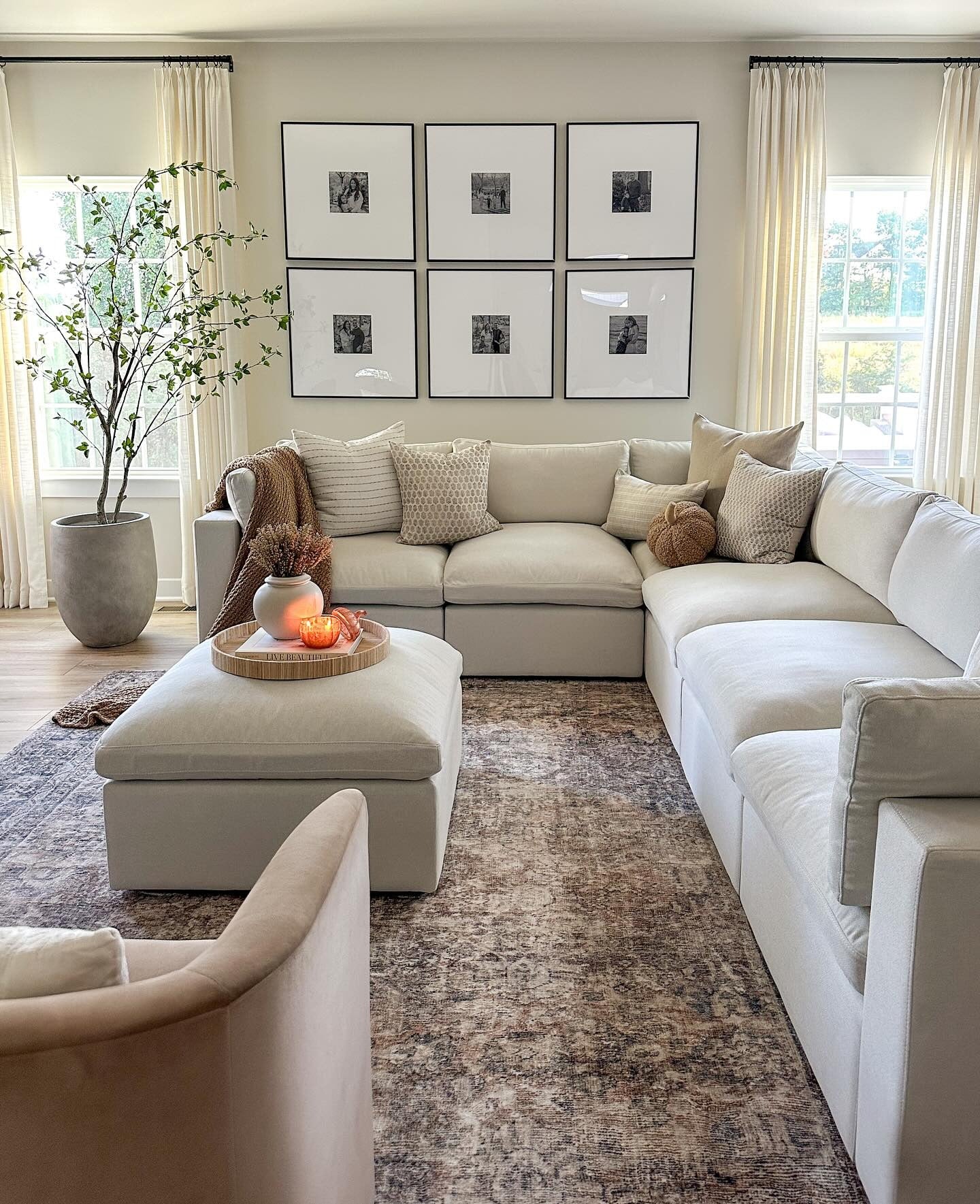 خنثی‌های روشن با گرمای ملایم پاییزی در اتاق نشیمن دنج