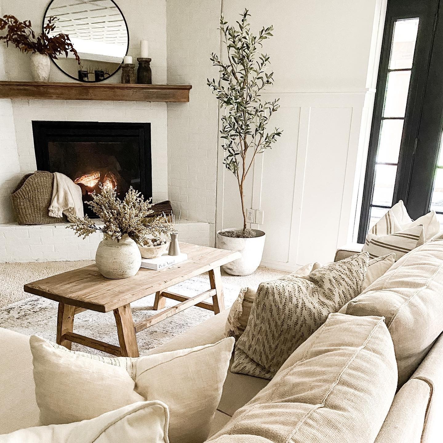 زیبایی مینیمال اتاق نشیمن دنج با عناصر ارگانیک