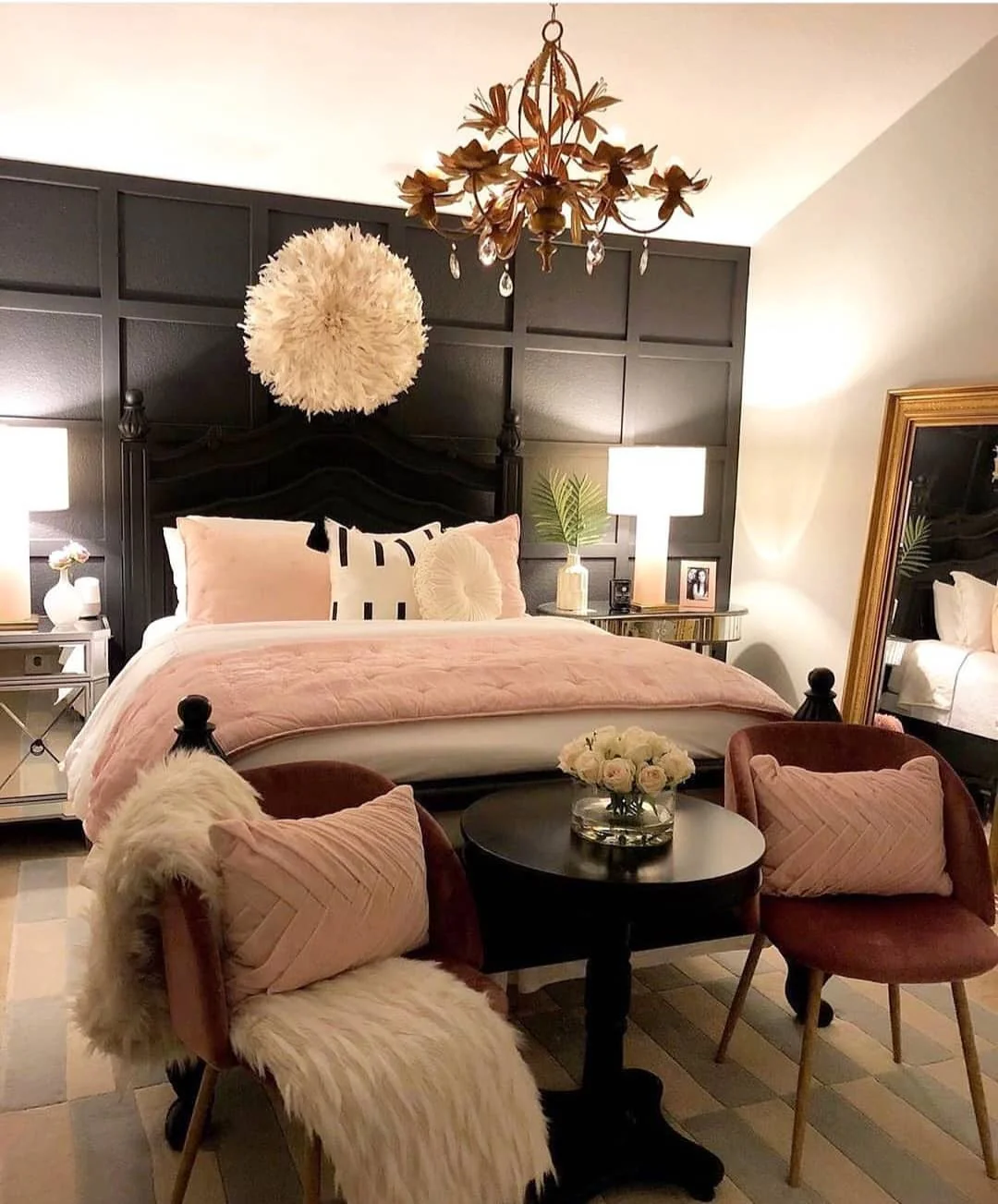 سبک گلامور رمانتیک در اتاق خواب با پنل‌های مشکی و صورتی