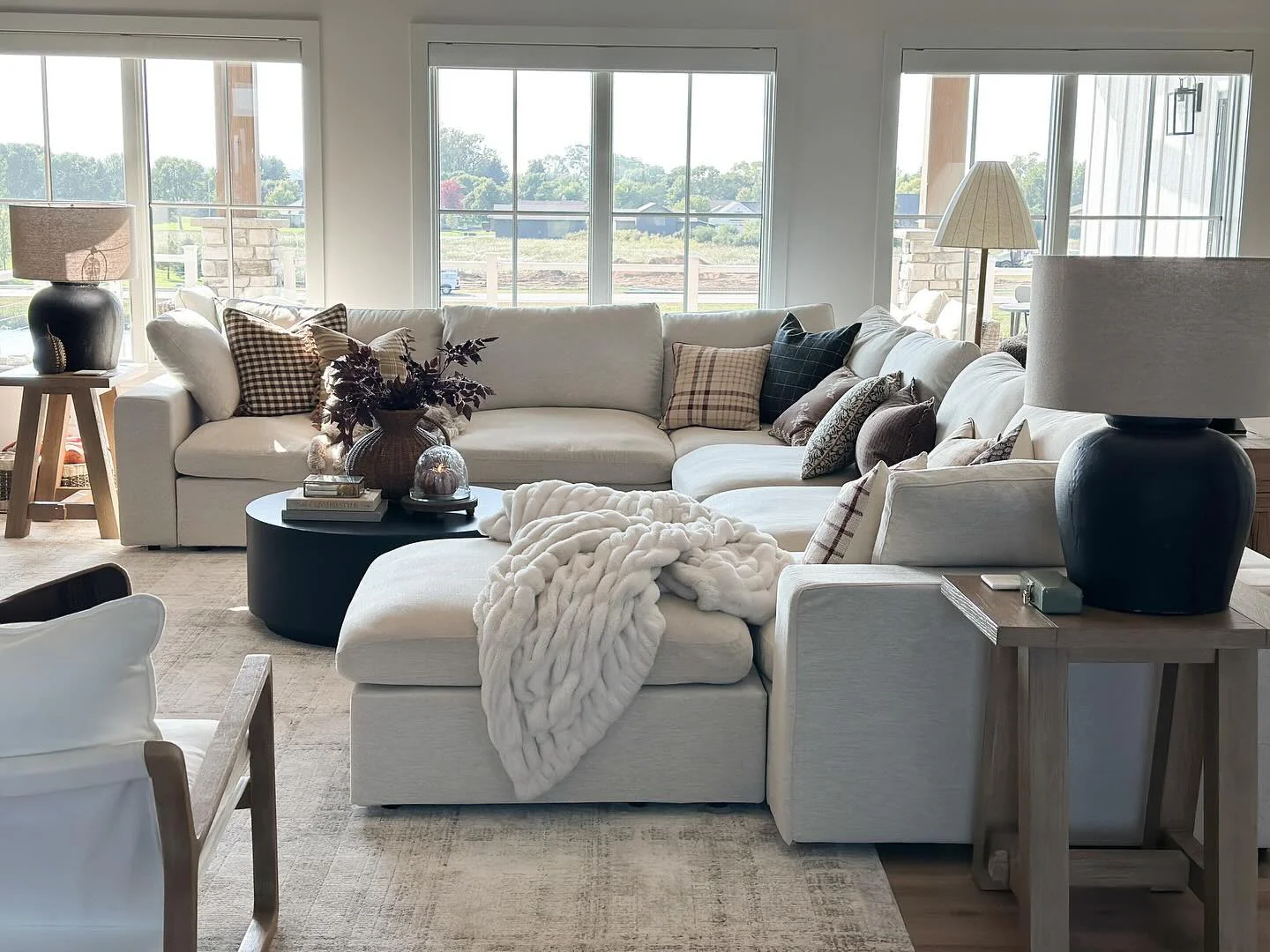 پاییز دنج در اتاق نشیمن با رنگ‌های خنثی و طرح چهارخانه 