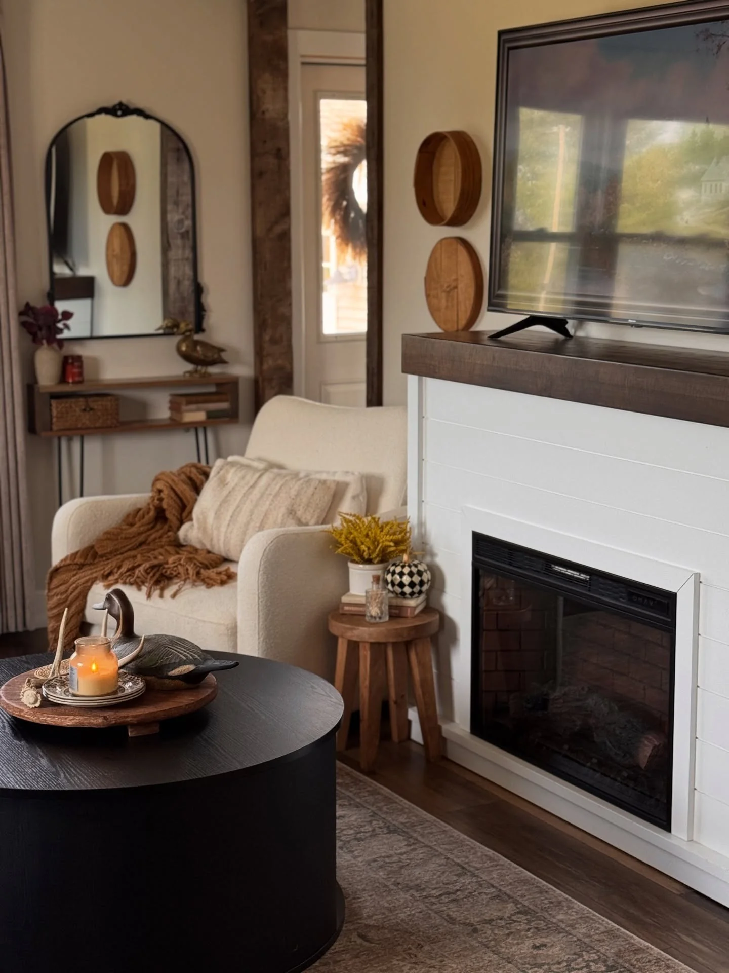 گوشه شومینه دنج با جزئیات روستیک در اتاق نشیمن